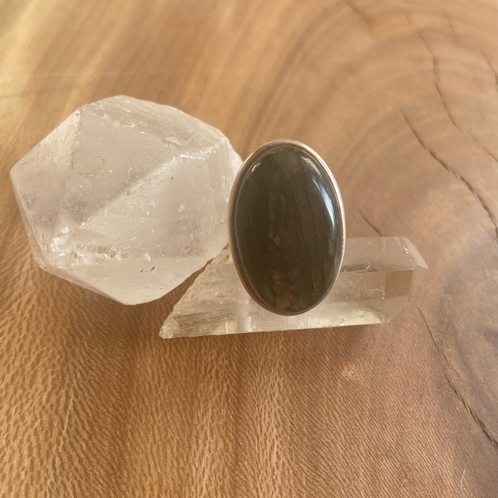 labradorite ring 

925 silver 

Size 8